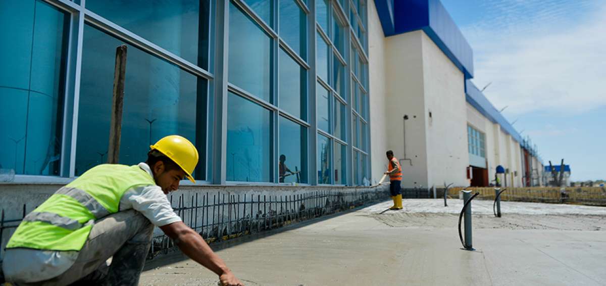 Obreros trabajan en el fundido del contrapiso aleda&ntilde;o a la zona de estacionamientos de la nueva terminal.