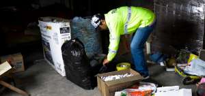 En las viviendas allanadas, las autoridades hallaron cajas y sacos repletos de material explosivo.