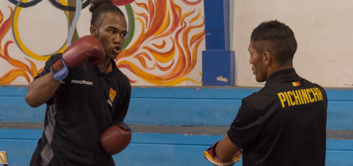 Josu&eacute; (i) es un boxeador contundente; aqu&iacute; con el t&eacute;cnico Luis Singo en la unidad educativa Fray Jodoco Ricke. 