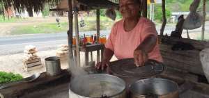 Debido a la lejan&iacute;a de su casa de la carretera, y con el prop&oacute;sito de no perder ning&uacute;n posible cliente, do&ntilde;a Ignacia Bello prefiere cocinar en la choza en la que vende la miel.