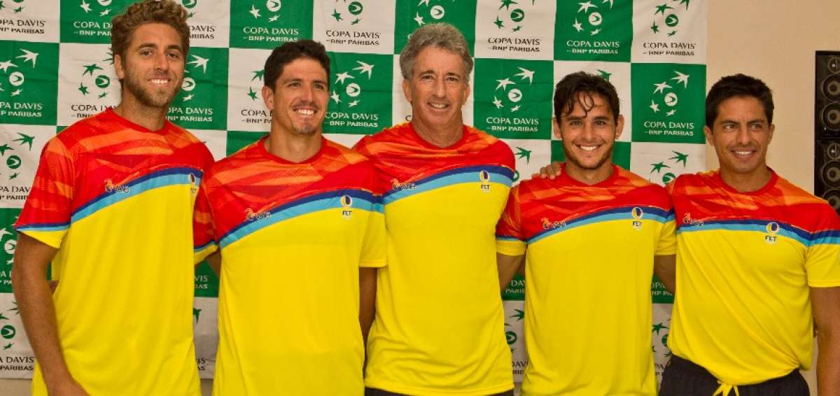 Ra&uacute;l Viver (centro), capit&aacute;n del conjunto nacional, present&oacute; ayer a los cuatro tenistas que representar&aacute;n a Ecuador en la segunda ronda de la Copa Davis.
