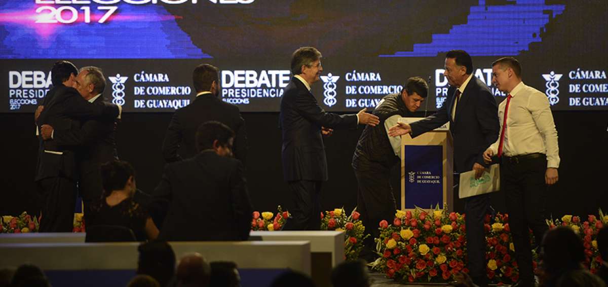 Juventud PAIS critica temas del debate