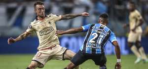 Dami&aacute;n D&iacute;az disputa el bal&oacute;n con un jugador brasile&ntilde;o