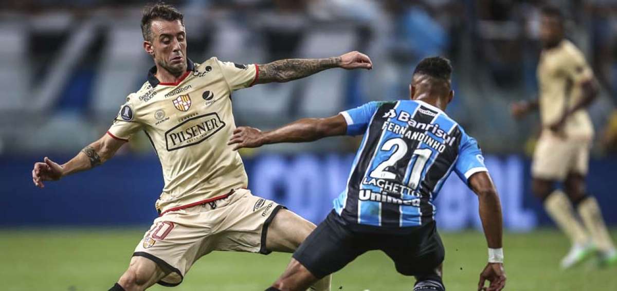 Dami&aacute;n D&iacute;az disputa el bal&oacute;n con un jugador brasile&ntilde;o