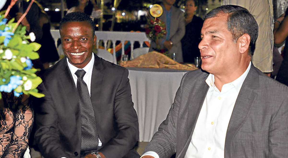 Rafael Correa entrega una beca de estudio al karateca Franklin Mina, quien gan&oacute; medalla de oro en los Juegos Panamericanos. Foto: cortes&iacute;a