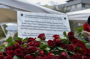 La placa se adorn&oacute; de cientos de rosas rojas que dejaron los presentes. Foto: Miguel Jim&eacute;nez/ EL TEL&Eacute;GRAFO