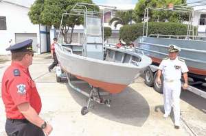 Carlos Vallejo (derecha), jefe de la Dirnea, y Carlos Mallarino, jefe de la Divisi&oacute;n Fluvial del BCBG, observan las lanchas tipo albatros. Foto: Jos&eacute; Mor&aacute;n.