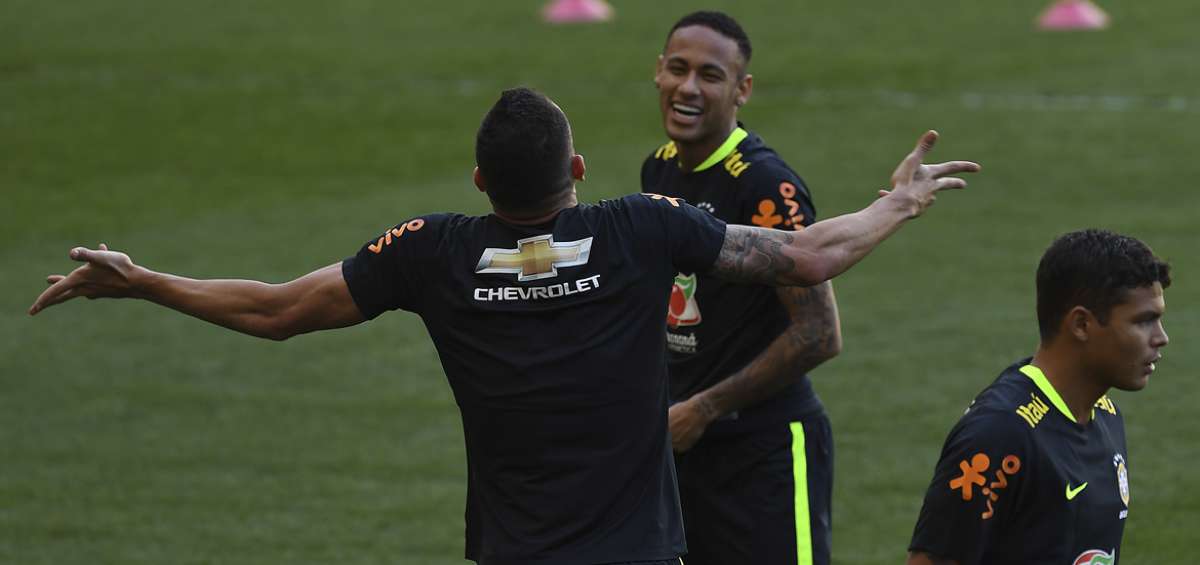 Con Neymar y sin sorpresas, Tite afina su equipo titular para el supercl&aacute;sico