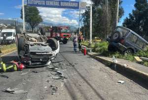 Tres personas resultan heridas en accidente en la Autopista General Rumi&ntilde;ahui