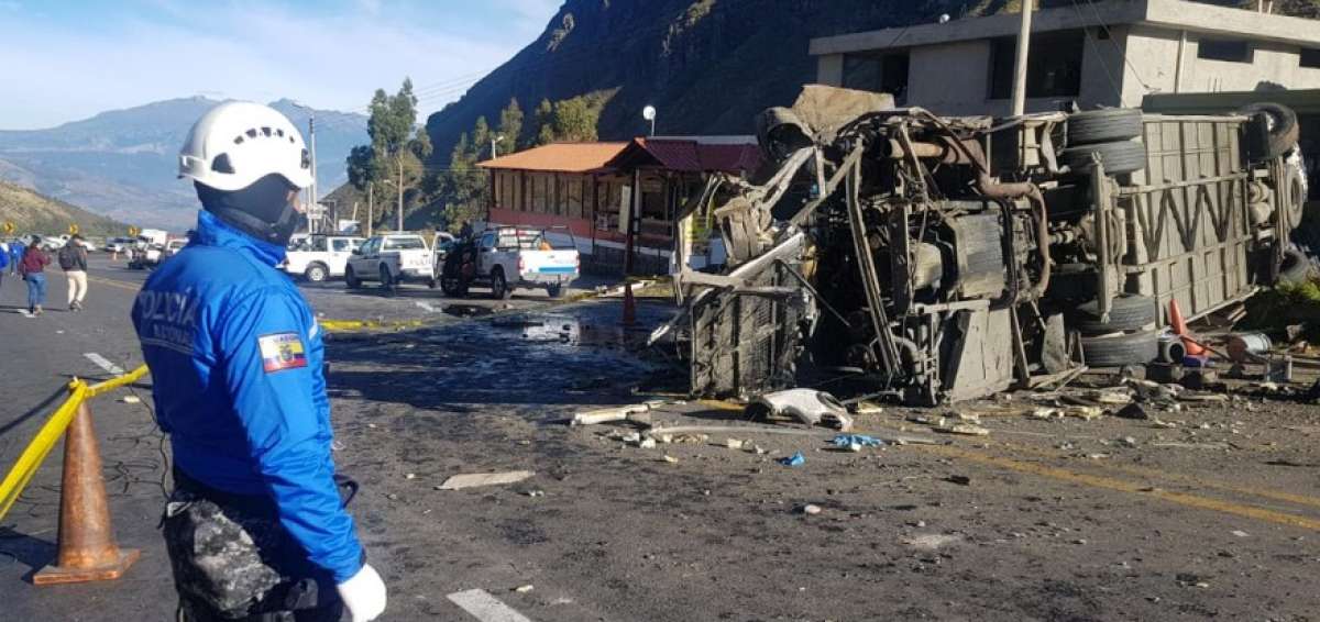 Autoridades se&ntilde;alan posible falla en frenos de bus accidentado en v&iacute;a Pifo-Papallacta