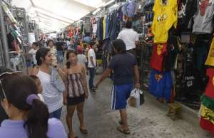 Los due&ntilde;os de los locales esperan que el flujo de compradores aumente con el pasar de las horas.