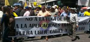 Taxistas en Quito se oponen al servicio por aplicativos m&oacute;viles