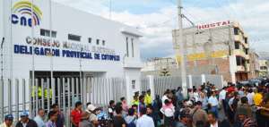 Gran parte de las personas que acudieron al CNE en Latacunga, el pasado martes, no era de un partido.