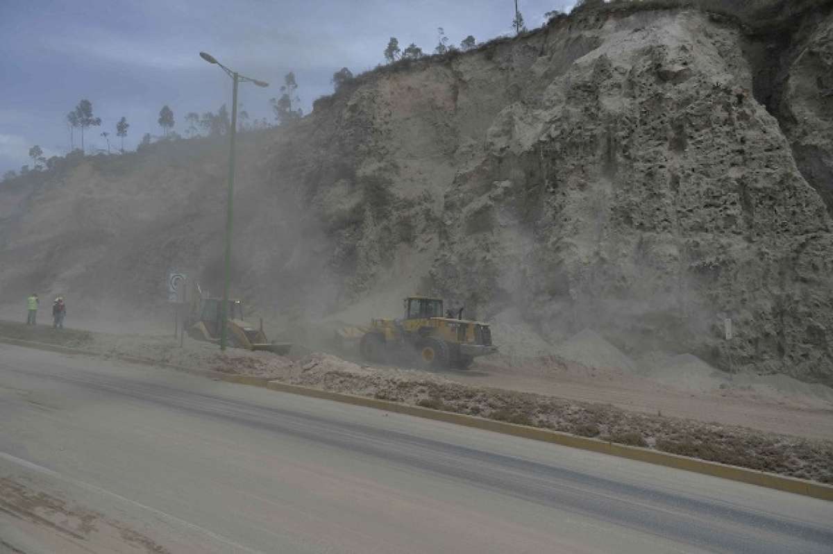 Personal de mantenimiento realiza la limpieza de la v&iacute;a, debido al deslizamiento de tierra. Foto: Miguel Jim&eacute;nez / EL TEL&Eacute;GRAFO