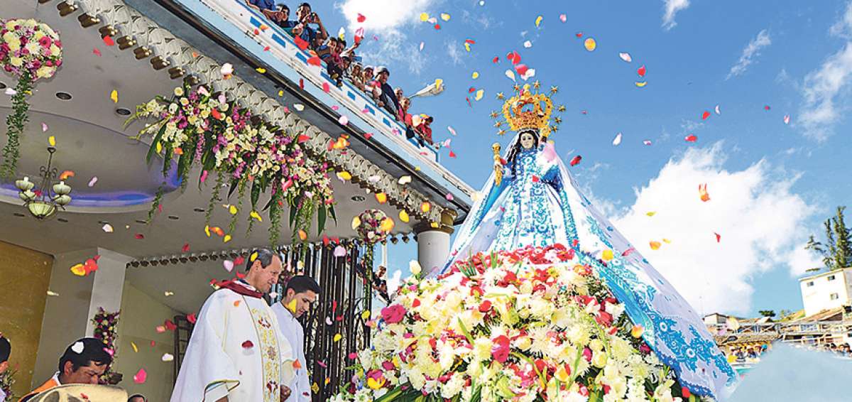 Los devotos llegan a la bas&iacute;lica de la Virgen del Cisne desde todas las provincias, en especial del sur ecuatoriano.