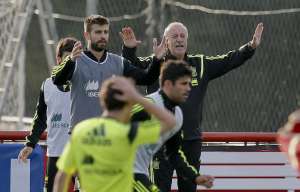 Vicente del Bosque (c.) mientras dirige el primer entrenamiento de Espa&ntilde;a en Brasil. Foto: EFE