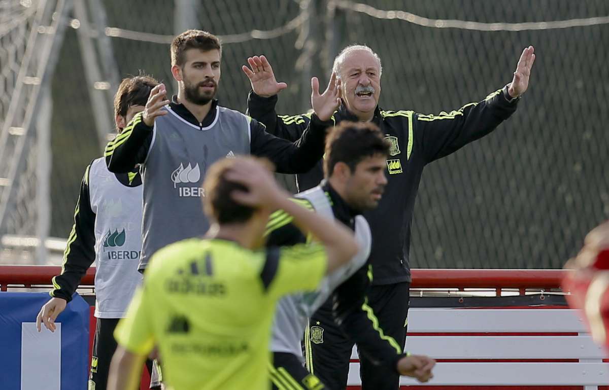 Vicente del Bosque (c.) mientras dirige el primer entrenamiento de Espa&ntilde;a en Brasil. Foto: EFE