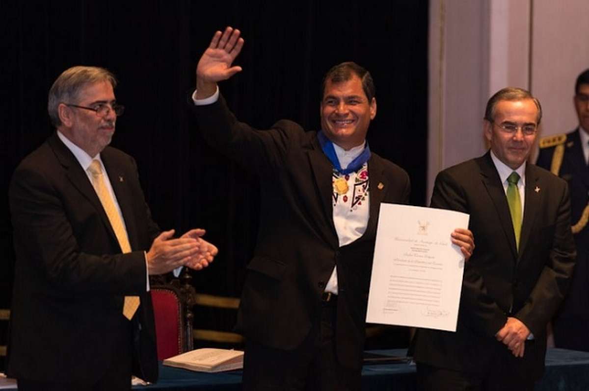    En mayo de 2014, el Mandatario ecuatoriano fue investido Doctor Honoris Causa por la Universidad de Santiago de Chile. Foto: Archivo / EL TEL&Eacute;GRAFO 