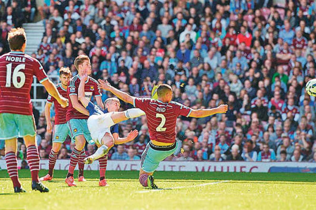 La zaga del West Ham United pas&oacute; por varios problemas durante el encuentro de ayer. El segundo tanto de los visitantes lleg&oacute; por un error en la marca. Foto: Internet