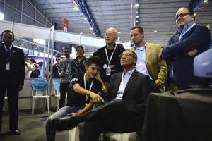Glas tambi&eacute;n se coloc&oacute; el casco de M&aacute;ster Chief con los creadores de armaduras inteligentes, y estrech&oacute; la mano de &ldquo;gamers&rdquo; y creadores de impresoras 3D. Foto: Marcos Salgado / El Tel&eacute;grafo
