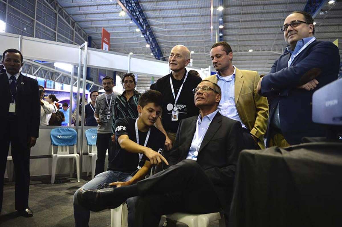Glas tambi&eacute;n se coloc&oacute; el casco de M&aacute;ster Chief con los creadores de armaduras inteligentes, y estrech&oacute; la mano de &ldquo;gamers&rdquo; y creadores de impresoras 3D. Foto: Marcos Salgado / El Tel&eacute;grafo