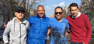 Byron Piedra (der.) junto a Leonardo Tenepaguay (centro) y el entrenador Rafael Mart&iacute;nez.