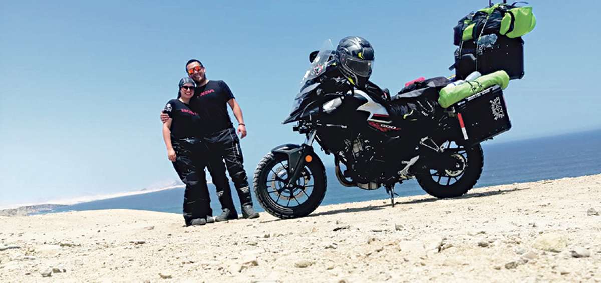  Viviana Jaramillo y Andr&eacute;s L&oacute;pez en una de las paradas de su viaje en motoa Per&uacute;.