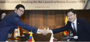 En 2015 el ministro Diego Aulestia (i) se reuni&oacute; con su hom&oacute;logo surcoreano, Yoon Sang-Jick.