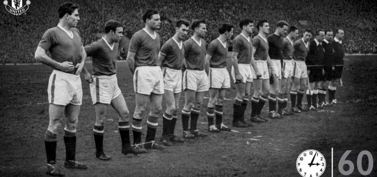 Manchester United rinde homenaje a las v&iacute;ctimas del accidente a&eacute;reo de M&uacute;nich