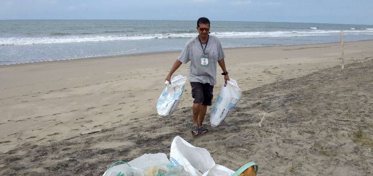 El pl&aacute;stico yace en playas como 'estrella de mar'