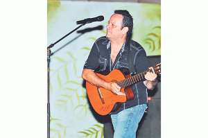 Noche de bohemia con el mexicano Nacho Hinojosa y su guitarra  