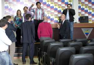 Santiago Ribadeneira (der.), presidente de Deportivo Quito, dialoga con los miembros de la directiva. Foto: Marco Salgado / El Tel&eacute;grafo.