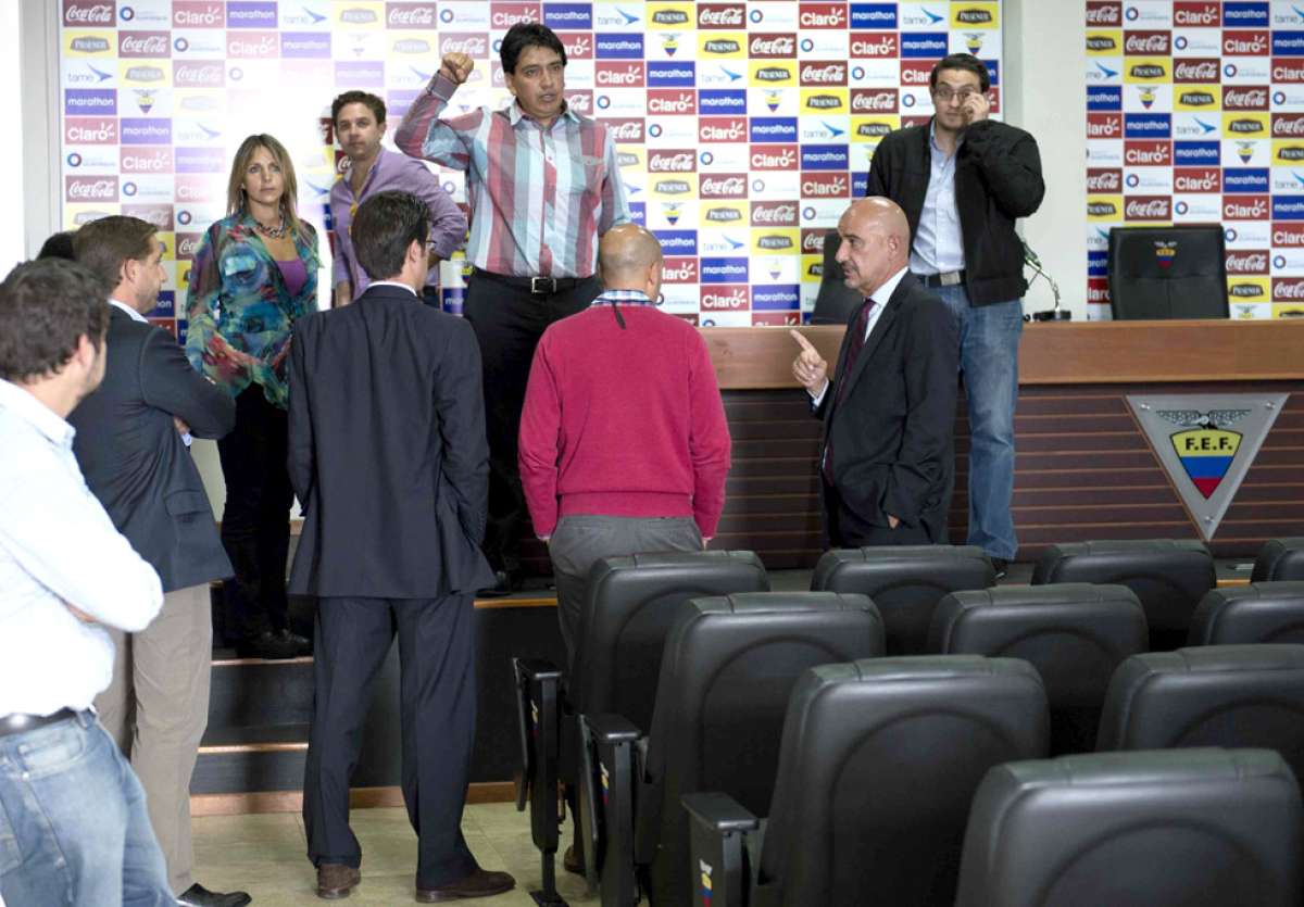 Santiago Ribadeneira (der.), presidente de Deportivo Quito, dialoga con los miembros de la directiva. Foto: Marco Salgado / El Tel&eacute;grafo.