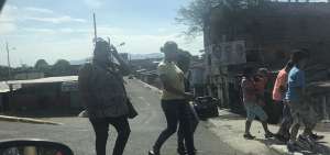 La falta de rampas apropiadas en las intersecciones es uno de los mayores problemas de la capital manabita.