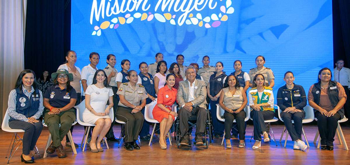 Len&iacute;n Moreno, presidente de la Rep&uacute;blica, y su esposa, Roc&iacute;o Gonz&aacute;lez, compartieron una ma&ntilde;ana con mujeres ejemplares en el Centro C&iacute;vico de Guayaquil.