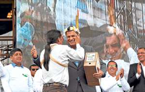 El presidente Rafael Correa se comprometi&oacute; ayer frente a las comunidades ind&iacute;genas a que los recursos petroleros ir&aacute;n primero a la Amazon&iacute;a. FOTO: JOHN GUEVARA.