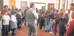 El gu&iacute;a del museo Bol&iacute;var Lara explica detalles de la vida de Juan Montalvo a los estudiantes no videntes. Foto: Jos&eacute; Miguel Castillo/El Tel&eacute;grafo