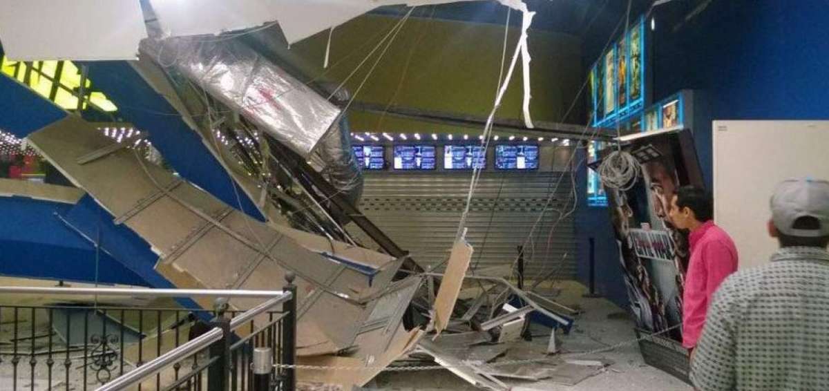 Parte del techo del centro comercial San Marino se vino abajo por el terremoto.