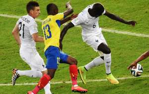 Enner Valencia tuvo la oportunidad m&aacute;s clara del partido con un salto ante la marca de Lucas Digne. Foto: AFP