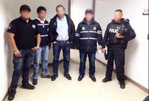 Agentes de la Polic&iacute;a detuvieron al ciudadano espa&ntilde;ol (centro), tras trabajos de investigaci&oacute;n. Foto: Cortes&iacute;a