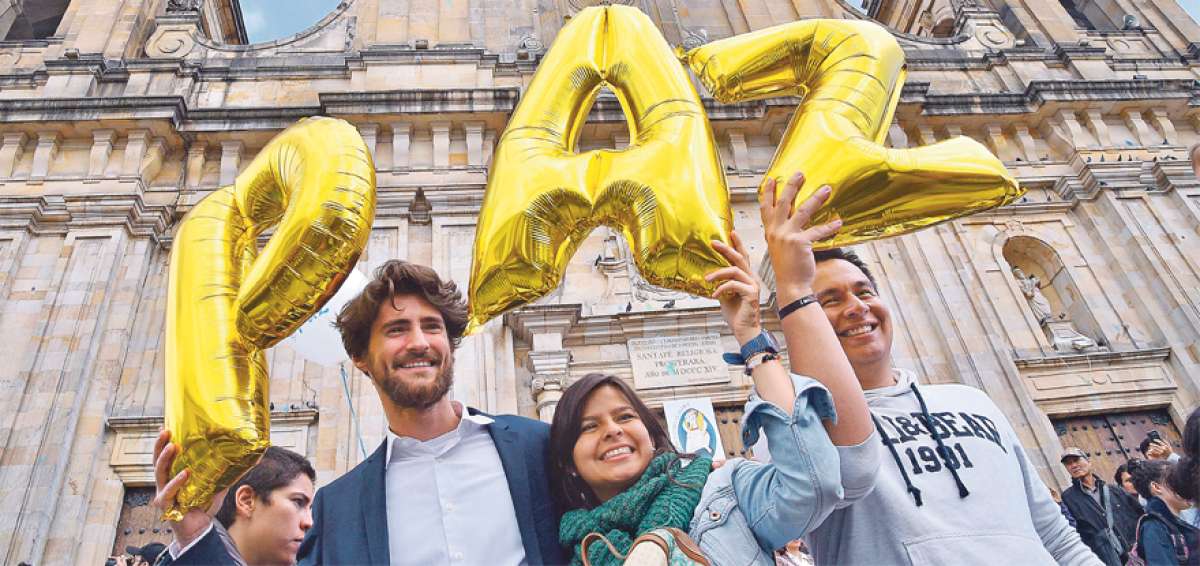 Cientos de colombianos salieron a las calles para celebrar el acuerdo de paz con las Fuerzas Armadas Revolucionarias de Colombia (Farc) que pone fin  a medio siglo de conflicto. Algunos portaban banderas, pancartas y letras de colores.