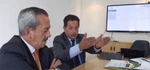 Roberto Aguinaga (d) explic&oacute; el proceso de revisi&oacute;n de los prestadores externos del IESS.