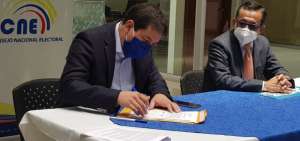 Arauz registr&oacute; su precandidatura, sin la firma de Correa