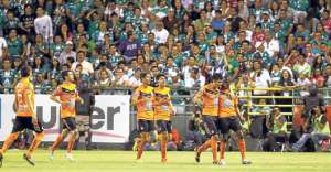 &Eacute;nner Valencia (der.) festeja junto a sus compa&ntilde;eros una de las anotaciones que convirti&oacute; el pasado jueves ante el Le&oacute;n. Foto: AFP