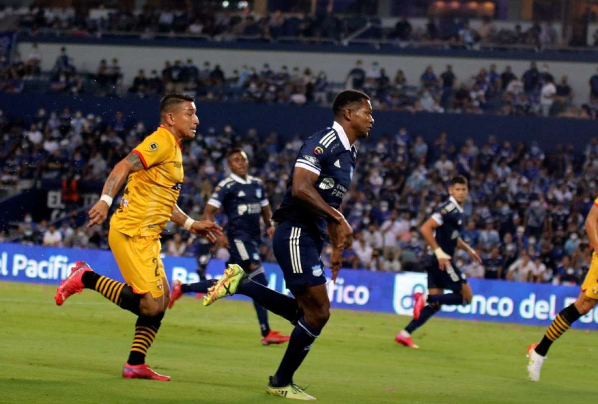 Emelec gan&oacute; el Cl&aacute;sico del Astillero en violento partido en las gradas