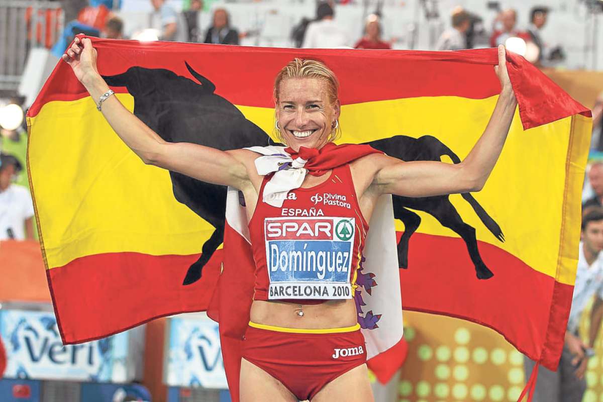 La atleta Marta Morales festeja con una bandera de Espa&ntilde;a durante el Campeonato Europeo de Atletismo, Barcelona 2010. Foto: Internet