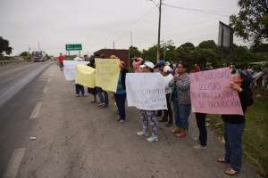 Estos ciudadanos reclaman por el seguro campesino, salud, cocinas de inducci&oacute;n entre otras cosas en sus pancartas. Foto: Giselle Hidalgo / El Tel&eacute;grafo