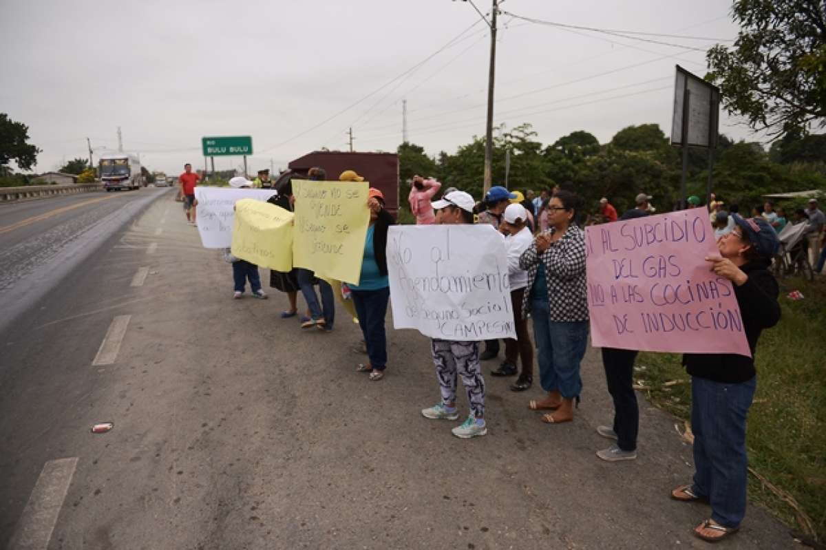 Estos ciudadanos reclaman por el seguro campesino, salud, cocinas de inducci&oacute;n entre otras cosas en sus pancartas. Foto: Giselle Hidalgo / El Tel&eacute;grafo