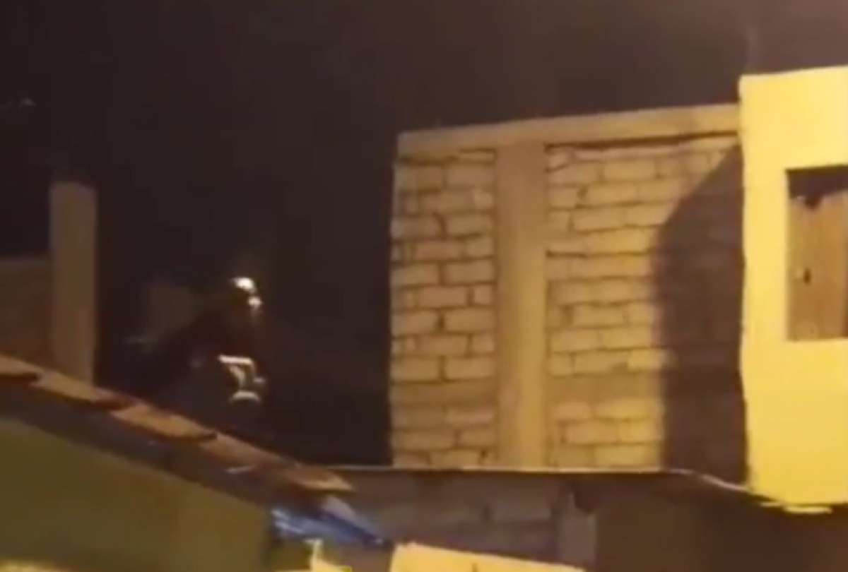 Un presunto delincuente cayó de un techo al ser sorprendido por la policía