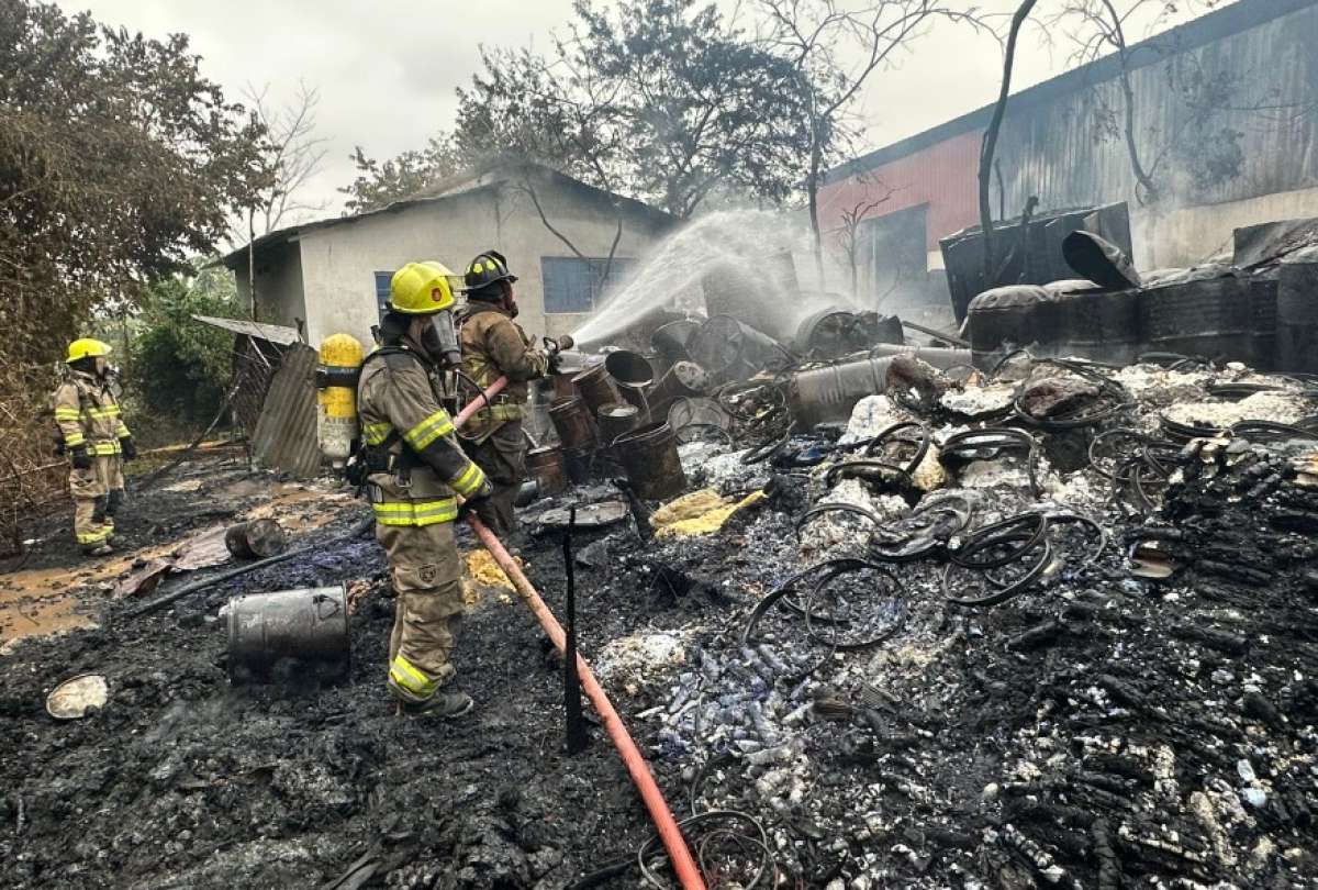 Dos incendios movilizan a los bomberos en Guayaquil
